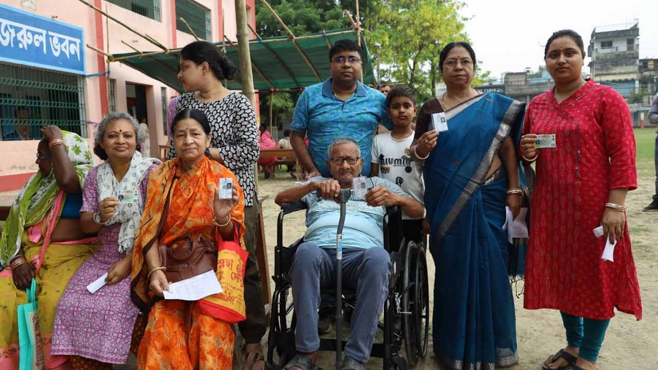 পশ্চিমবঙ্গের বিধানসভা নির্বাচনের প্রথম দফার ভোটগ্রহণ চলছে